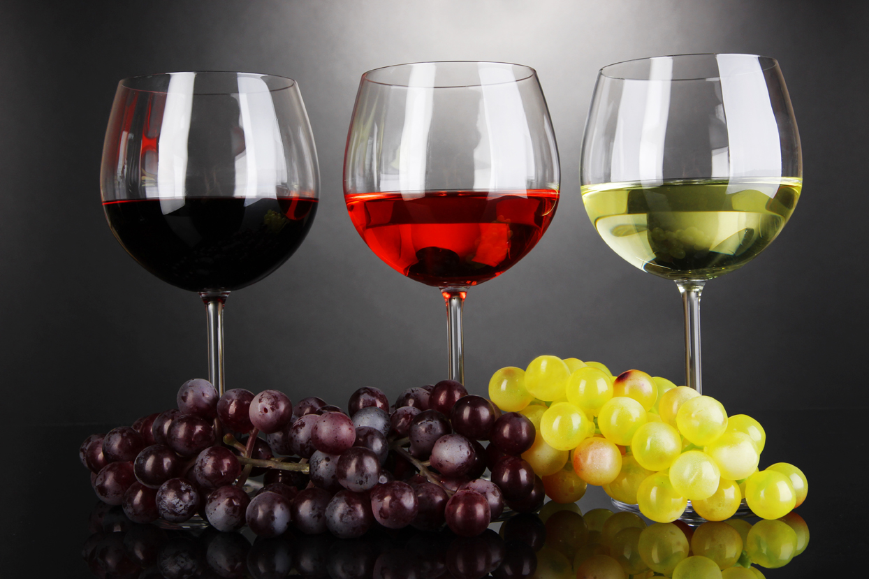 Красные вина бывают. Вино. Белое вино в бокале. Вино картинки. Итальянские Винные бокалы.